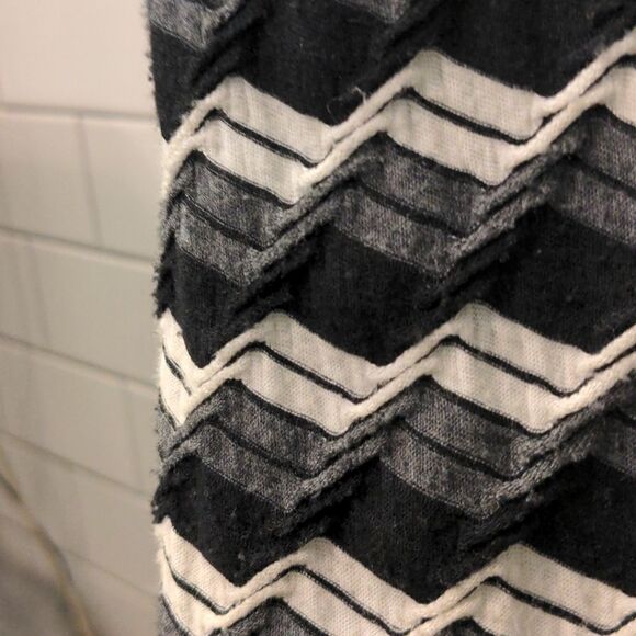 Calvin
Klein Black White Grey Zigzag Shift Dress Sz 6 - Picture 8 of 8